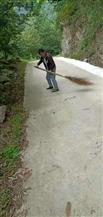 桃园村 村保洁员正在打扫村道