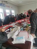 临河村 村委会组织爱好书法的热心村民为全村父老乡亲写春联。