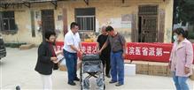 东吕村 省省派第一书记，给村里的残疾，生活不能自理人员带来的轮椅、蹲便器、辅助轮椅、拐杖等物品！发放中！
