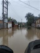 安村 安村下雨后，村民没法出门，路没人给修