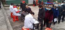 活桥村 活桥社区医疗服务中心对六十岁以上老人进行身体检查