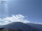 斯米村 斯米村的蓝天白云，结合欢乐的飞翔的一群鸟，构成了美好的图画。