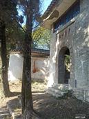 龙马村 龙马庄是国民革命军陆军第八十四军中将军长，原广西省政协副主席莫树杰的故乡。现保存有将军故居，子华公园祖墓群等文物景观。