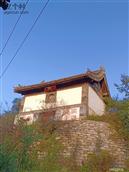贾庄村 始建于明朝永乐年间，距今已有五百余年的古戏台。其下方门洞为广福寺山门。门洞上方为戏台。