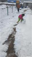沟头于家村 雪后的孩子在滚雪球