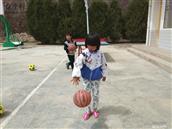 克涝村 杨富祯，黄军练练拍篮球。