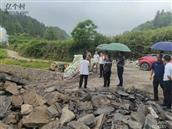 岔河村 今县领导来我们村视查通组路和机本农田被洪水冲垮回复。