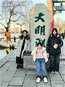 吴家庄村 最是人间留不住，
朱颜辞镜花辞树。
曾经懵懂于华章，
此时恍然悟沧桑，
以前读懂的诗都是长大后才懂得人生，遥想当年韶光若梦，偷藏往昔笑颜，岁月如梭，扯断青春锦弦，流年像风，吹散少年痴眠，抬头是思，低头是念，原来小时候拼命想逃离的地方才是我们日思夜想的故乡！
