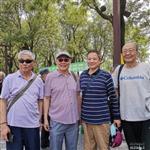沟北村 退休后和当年共同下乡到沟北村5小队的李俊明（富贵）在曾经住过的王培贤家门口的留影。冯小维