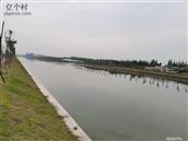 慕郑村      这是慕郑村的清峪河，很漂亮。当年我浇地夜里在此河中洗澡时，幻想从黑水桥下的小桥洞钻过去，因此差一点点就被淹死!…  为此朱支书还打过我!…   