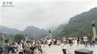 瓦石村 千年僰人 醉美瓦石 图为当地民众在上海支持援建的一处场地上休闲娱乐！ 此处距离瓦石村民委员会所在地一千米左右，附近还有待开发的白云寺溶洞和一把伞的河沙洞 。