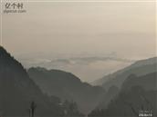 新寨村 新寨村中寨组，原名野鸡坝，凤野也！《尔雅·释鸟》定义“凤凰，其雌皇，鸡头、蛇颈、燕颔、龟背、鱼尾，五彩色，高六尺许”——点明凤凰的头部是“鸡头”，是所有身体特征里的核心基础，绝非其他鸟类。皆说祥瑞之意，是为福地。今望及桑梓，颇为意动，以图记之。