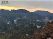 新寨村 新寨村中寨组，原名野鸡坝，凤野也！《尔雅·释鸟》定义“凤凰，其雌皇，鸡头、蛇颈、燕颔、龟背、鱼尾，五彩色，高六尺许”——点明凤凰的头部是“鸡头”，是所有身体特征里的核心基础，绝非其他鸟类。皆说祥瑞之意，是为福地。今望及桑梓，颇为意动，以图记之。