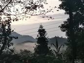 新寨村 新寨村中寨组，原名野鸡坝，凤野也！《尔雅·释鸟》定义“凤凰，其雌皇，鸡头、蛇颈、燕颔、龟背、鱼尾，五彩色，高六尺许”——点明凤凰的头部是“鸡头”，是所有身体特征里的核心基础，绝非其他鸟类。皆说祥瑞之意，是为福地。今望及桑梓，颇为意动，以图记之。