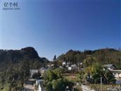 新寨村 新寨村中寨组，原名野鸡坝，凤野也！《尔雅·释鸟》定义“凤凰，其雌皇，鸡头、蛇颈、燕颔、龟背、鱼尾，五彩色，高六尺许”——点明凤凰的头部是“鸡头”，是所有身体特征里的核心基础，绝非其他鸟类。皆说祥瑞之意，是为福地。今望及桑梓，颇为意动，以图记之。