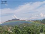 新寨村 新寨村中寨组，原名野鸡坝，凤野也！《尔雅·释鸟》定义“凤凰，其雌皇，鸡头、蛇颈、燕颔、龟背、鱼尾，五彩色，高六尺许”——点明凤凰的头部是“鸡头”，是所有身体特征里的核心基础，绝非其他鸟类。皆说祥瑞之意，是为福地。今望及桑梓，颇为意动，以图记之。