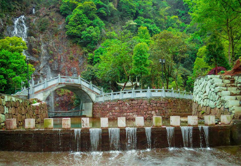 图片说明:紫莲山风景:龙潭瀑