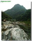 邓家坪村   清澈的河水。。。高耸的大山。。。