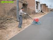 门公村 水泥硬化路面工人正在施工