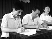 江布村 村民代表（中为蔡成旺）在协议上签字