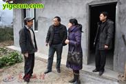 王家坪村 图为杨国政老人的新房门前，刘主任向老人的小儿子询问家里近况。
