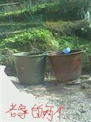 胡家峪村 家门口的两个水缸。
