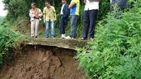 冯家庄村 水泥路因雨水导致滑坡，乡政府第一时间赶到现场视察并拨款修复，解除路面危机。