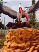 周湾村 在村委会新雕刻的苍鹭鸟