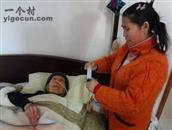 青口村 村里的孝顺孙媳黄秀萍，正给卧病在床的奶奶喂流食