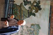 西寂寥村 巧手的潘大爷已是八十高齡，却依然能穿梭般编织出精美的笊篱；谁能想到，他家门前的影壁墙“鹰松图”还是他五十年前亲手画的，一个古老的故事，一个精彩的传说！