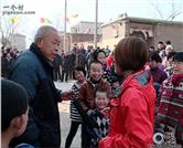 白沟驿村 村民援助困难户，接受媒体采访
