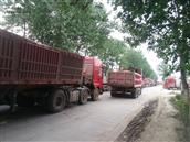 杨棚村 每天拥堵的106国道。主要是沙车。每天风沙迷漫，沙车横行。