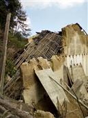里头村 这是我的家去年遭到尼迫特的台风影响，我们的房子全部倒塌，现在我们不知道向谁去说