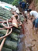 清溪村 施家寨村热心的村民帮助受灾户修房屋