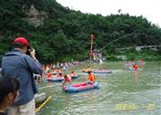 史姆村 磐安县第二届嬉水节在双溪风景区牛背山下东岩山庄举行，此图为水上漂流活动。