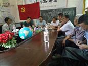 堆山村 驻村第一书记黄朝强同志组织党员学习。