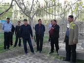米力克阿瓦提村 4月1日，召开庭院改造现场会，副乡长阿不力孜和加帕尔参会并讲话