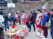 平茶村 2019年2月，来自广西柳州市的孟龙村来到我们村参加吹芦笙交流座谈。2019年2月11日，设置活动，我们穿上特色的民族服饰。年轻男女交杯饮酒，共进晚餐，晚上歌舞表演等。举行丰富多彩的节目。通过这次交流座谈，民族团结更加凝固，传统文化得到了提升，两个村的来往更加亲密，更让我们知道，国家的强大才让我们更加多姿多彩。