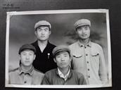 南岔村 1968年12月初进南岔六队插队的兰州一中高二二班学生（前排左起）郭天星、胡陇元，后排左起：冯平、谢和平。