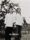邱家屯村 老照片:这是刘二姐和她的大女儿，刘二姐一家为人朴实善良，知青们都非常尊敬她。
