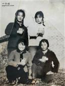 斗龙港村 1968年12月，我们从无锡市第一女中中学来到大丰县三龙公社斗龙一队插队落户。当时宿舍还未盖好，这是我们在宿舍的地基上拍照留念。