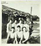 八二村 八二二队当年上海集体户草房门口的葫芦架下合影。