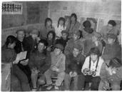 栗子社区 1968年，我17岁，初中没念完。来到栗子，那时不是社区，是农村生产大队，身份由由“学生”换成了“知青”。
