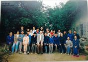 鄱坂村 1999年国庆节期间，我携带妻子女儿回到曾经下放的鄱坂大队第三生产队（现鄱坂村戴家自然村），这是当时我与部分村民们的合影。