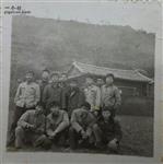 凤营村 1969年12月，下到凤山营的成都知青在凤营联合大队一队知青点前合影。