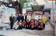 西域城村 这张照片是西域城村第二批下乡知青，于1996年11月6日重返第二故乡相聚时合影。