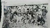 金科村 在金科大队送任同学参军。