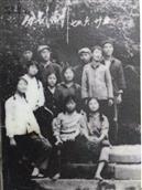 天泉村 原天泉乡先峰大队的知青和当地村民刘品贤的合影，时间1970年6月。