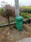 鹅颈湖村 农村已经从垃圾坑到水泥垃圾池到现在为垃圾桶