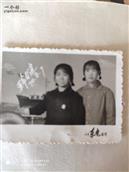 久才峪村 这是1970年8月出席本溪市十次讲用会，山城公社全体代表合影留念
另一张是我和下乡结识的姐妹。